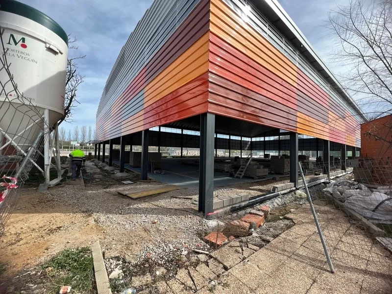 Foto 2 - Se reanudan las obras para cubrir la pista del Complejo Deportivo Exterior de Carbajosa