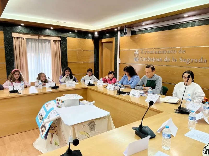 Foto 10 - El alcalde de Carbajosa informa en el Consejo de Ni&ntilde;os y Adolescentes que pronto se iniciar&aacute; el proyecto del parque canino