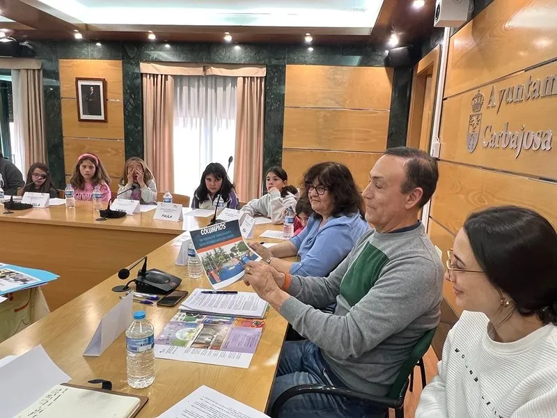 Foto 2 - El alcalde de Carbajosa informa en el Consejo de Ni&ntilde;os y Adolescentes que pronto se iniciar&aacute; el proyecto del parque canino