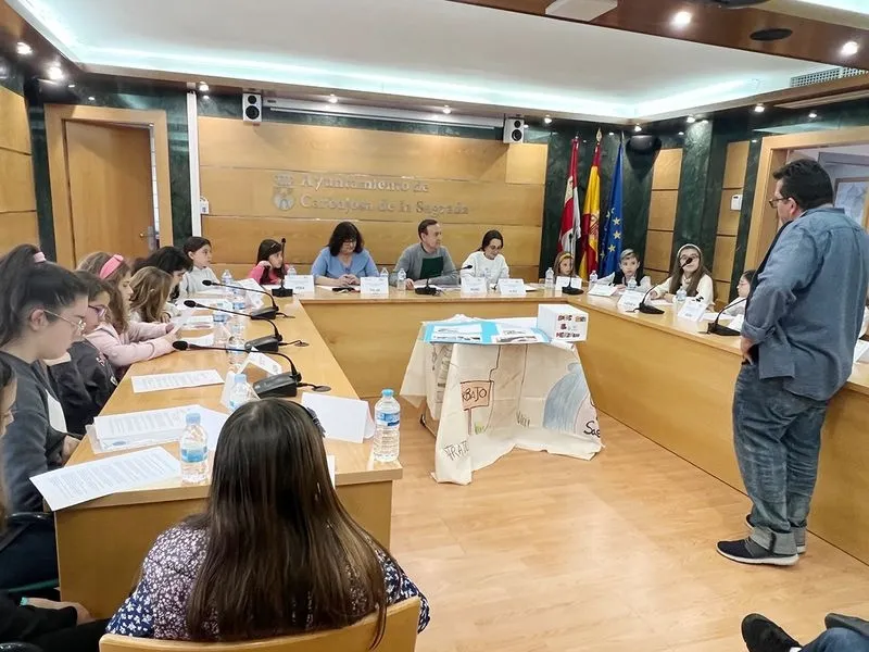 Foto 8 - El alcalde de Carbajosa informa en el Consejo de Ni&ntilde;os y Adolescentes que pronto se iniciar&aacute; el proyecto del parque canino