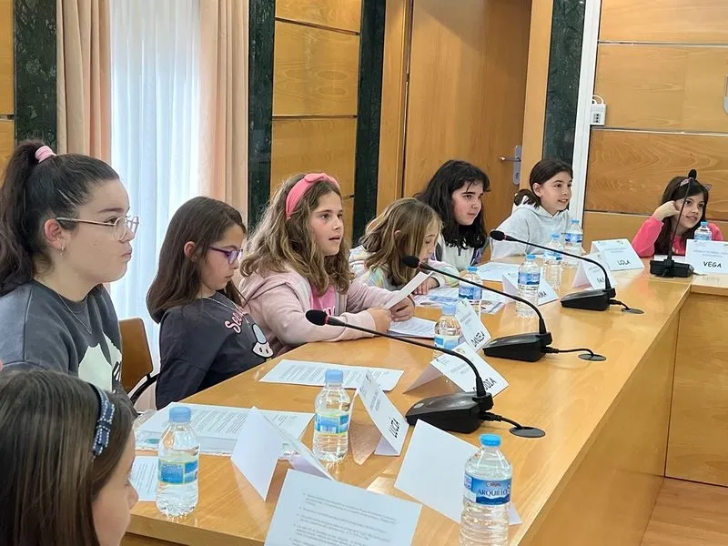 Foto 7 - El alcalde de Carbajosa informa en el Consejo de Ni&ntilde;os y Adolescentes que pronto se iniciar&aacute; el proyecto del parque canino