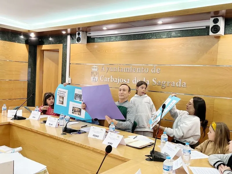 Foto 6 - El alcalde de Carbajosa informa en el Consejo de Ni&ntilde;os y Adolescentes que pronto se iniciar&aacute; el proyecto del parque canino