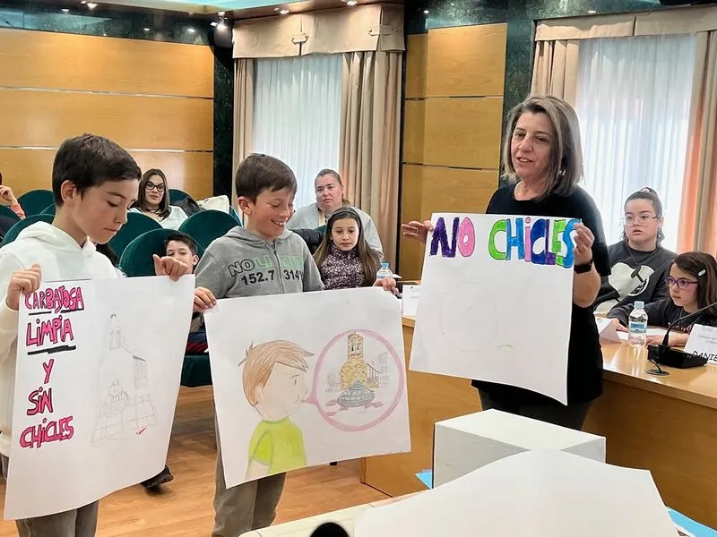 Foto 5 - El alcalde de Carbajosa informa en el Consejo de Ni&ntilde;os y Adolescentes que pronto se iniciar&aacute; el proyecto del parque canino