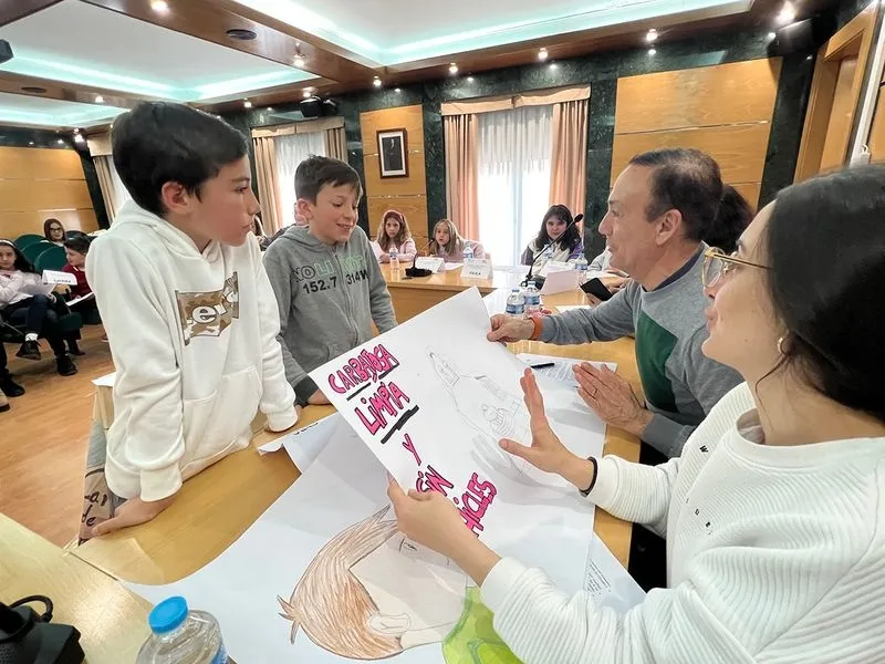Foto 4 - El alcalde de Carbajosa informa en el Consejo de Ni&ntilde;os y Adolescentes que pronto se iniciar&aacute; el proyecto del parque canino