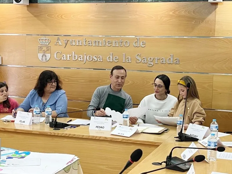 Foto 3 - El alcalde de Carbajosa informa en el Consejo de Ni&ntilde;os y Adolescentes que pronto se iniciar&aacute; el proyecto del parque canino