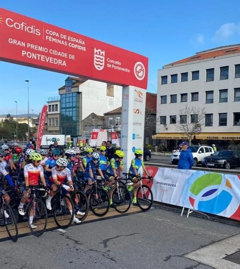 Las chicas del HyD Pinturas Fem-Escuela de Ciclismo Salmantina en la tercera prueba de la Copa de España de Féminas disputada en Pontevedra