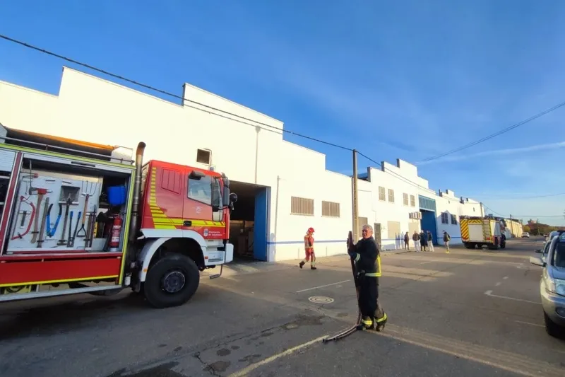 Foto 3 - Extinguido el incendio de una f&aacute;brica de galletas en Pe&ntilde;aranda