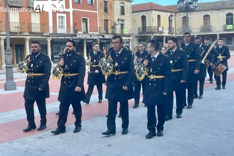 La Banda de Cornetas y Tambores ofrecía un emotivo concierto al Santo Cristo de la Cama 