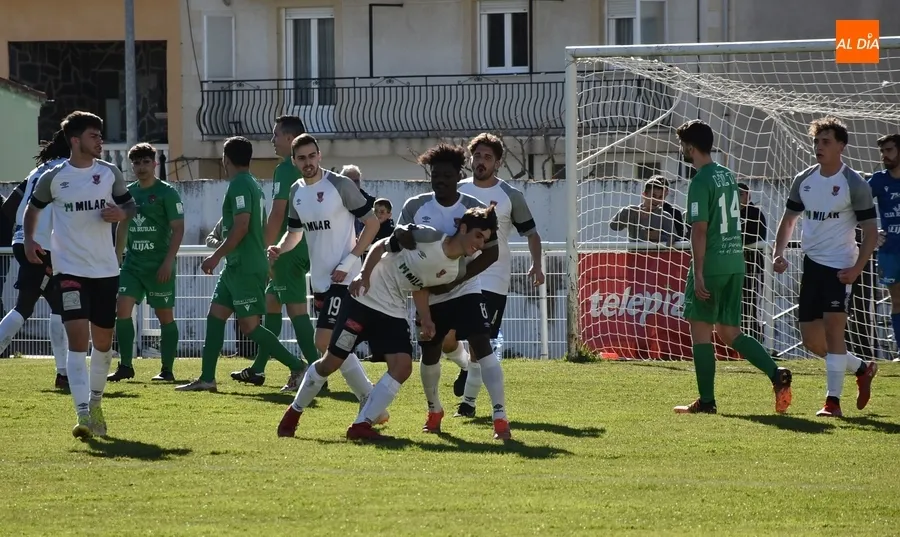 Foto 2 - El Ciudad Rodrigo no se rinde y logra voltear un partido que se le hab&iacute;a puesto muy cuesta arriba