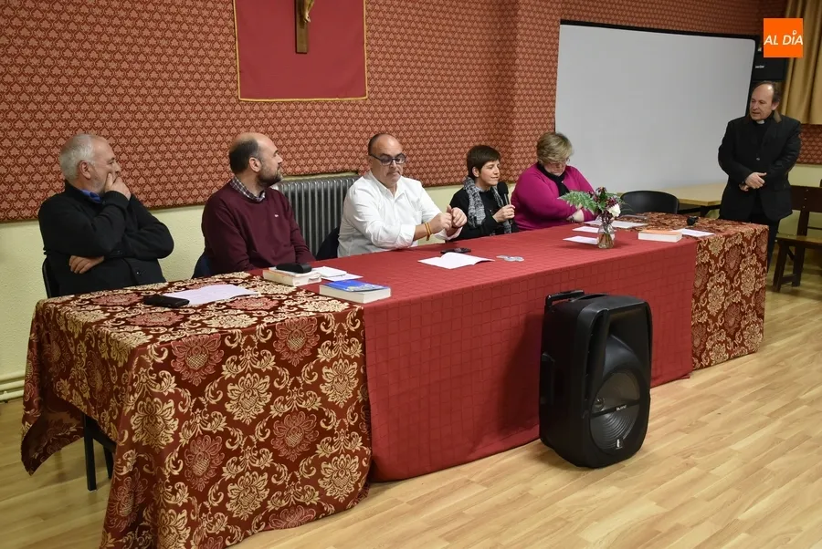 Foto 2 - Cinco laicos debaten en San Andr&eacute;s sobre los retos de la Iglesia