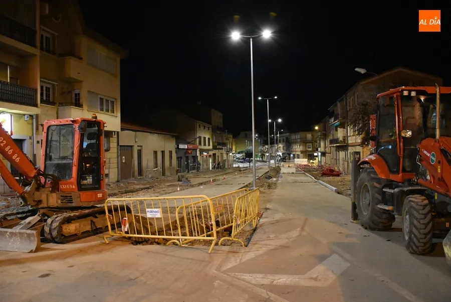 Foto 2 - El tramo actualmente en obras de la Avenida de Espa&ntilde;a ya cuenta con su nueva luz