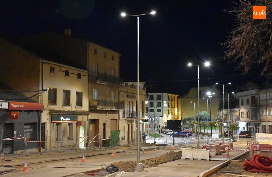 Foto 3 - El tramo actualmente en obras de la Avenida de Espa&ntilde;a ya cuenta con su nueva luz