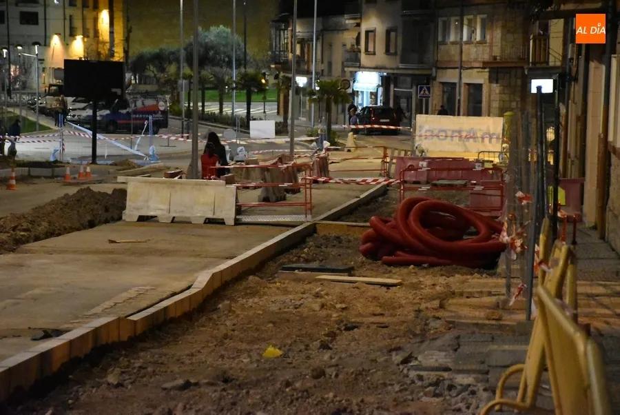 Foto 4 - El tramo actualmente en obras de la Avenida de Espa&ntilde;a ya cuenta con su nueva luz