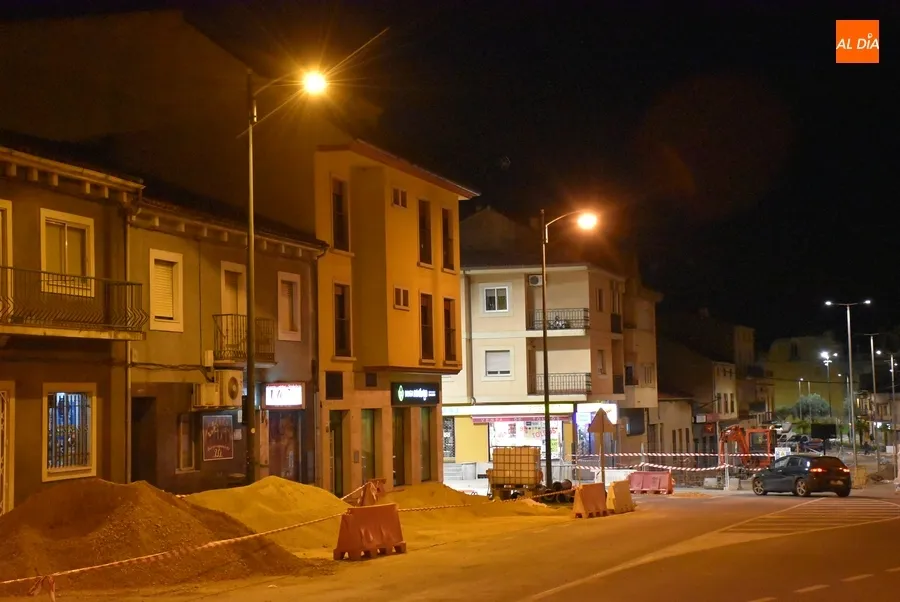 Foto 5 - El tramo actualmente en obras de la Avenida de Espa&ntilde;a ya cuenta con su nueva luz