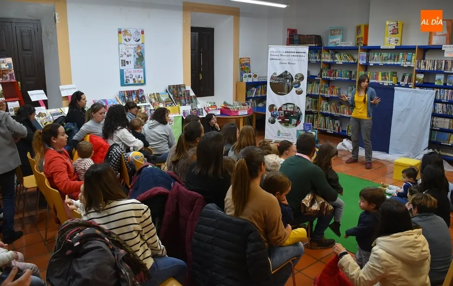Foto 5 - Mar&iacute;a Fraile cuenta a los peques mirobrigenses &lsquo;c&oacute;mo se hace un cielo&rsquo;
