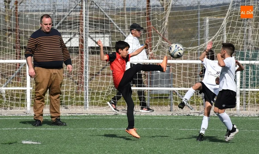 Foto 5 - Una tremenda goleada local y una victoria visitante en la calurosa ma&ntilde;ana dominical en La Muge