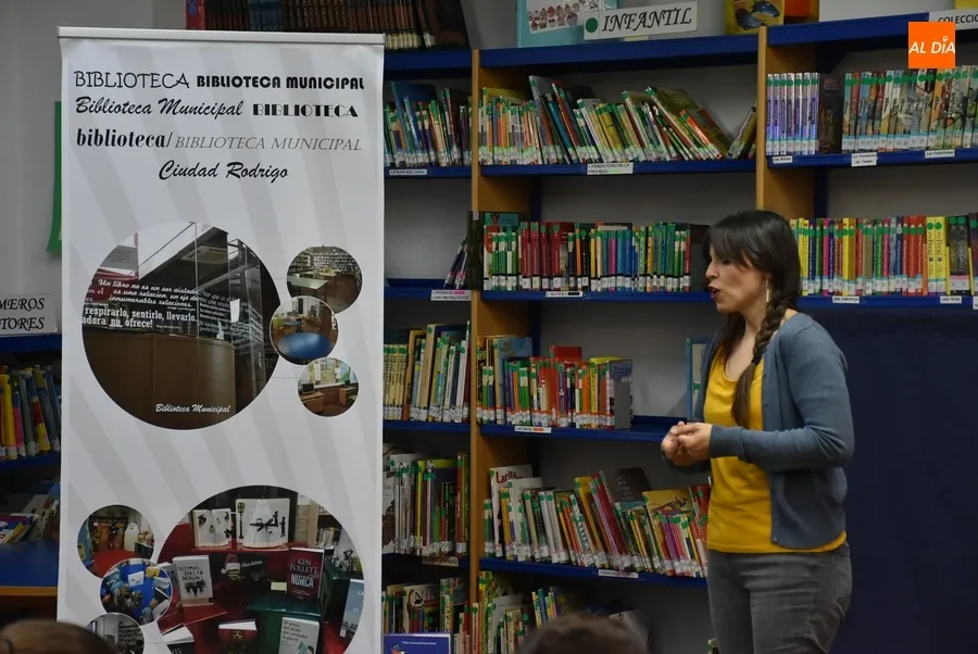 Foto 4 - Mar&iacute;a Fraile cuenta a los peques mirobrigenses &lsquo;c&oacute;mo se hace un cielo&rsquo;