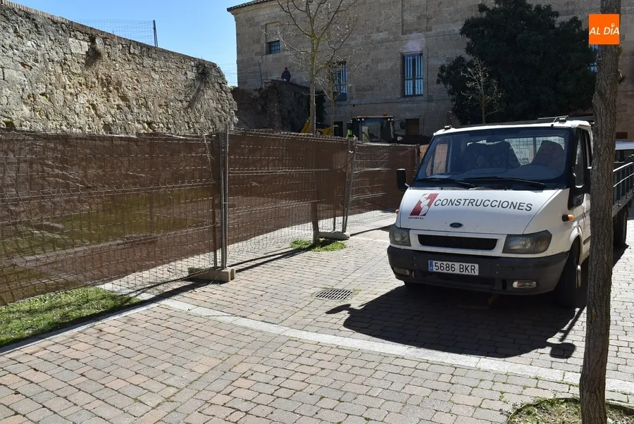 Foto 2 - En marcha los trabajos de reparaci&oacute;n del derrumbe de la muralla