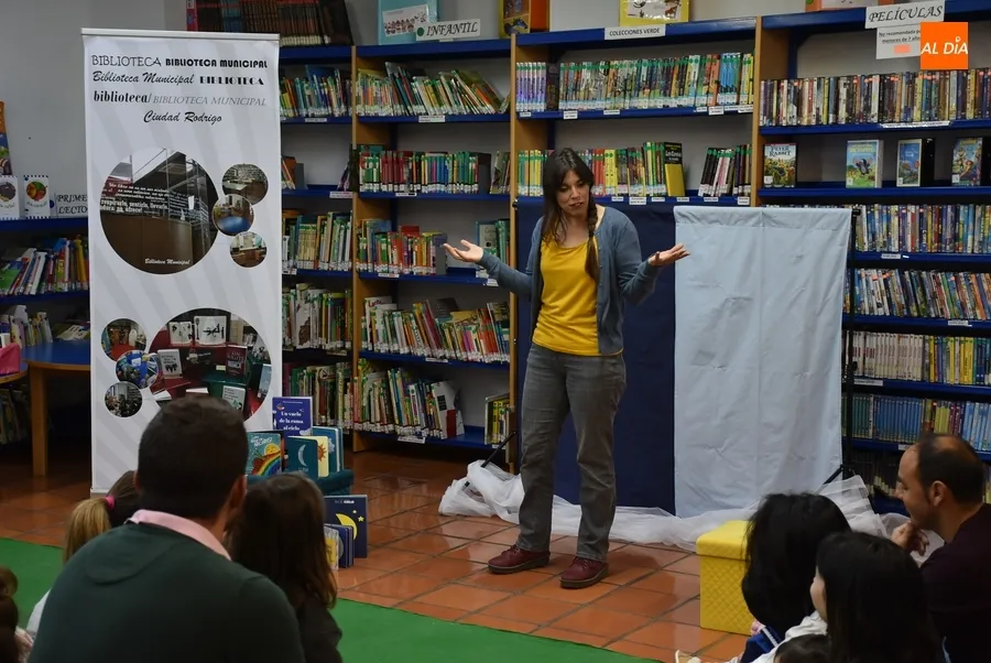 Foto 3 - Mar&iacute;a Fraile cuenta a los peques mirobrigenses &lsquo;c&oacute;mo se hace un cielo&rsquo;