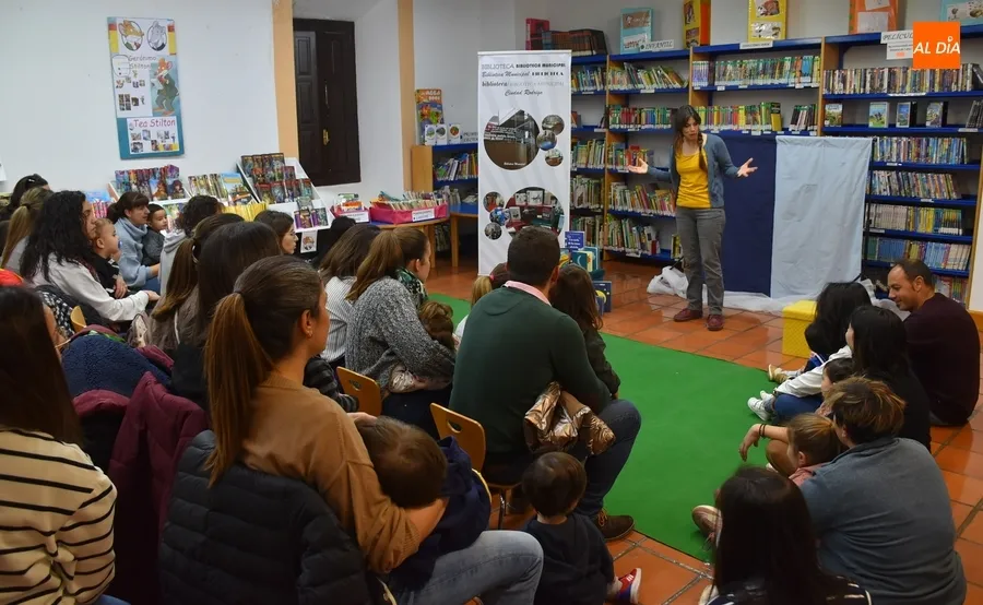Foto 2 - Mar&iacute;a Fraile cuenta a los peques mirobrigenses &lsquo;c&oacute;mo se hace un cielo&rsquo;
