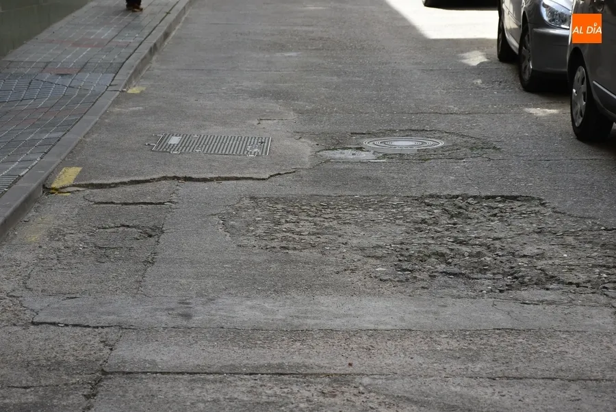 Foto 7 - Vecinos de la calle &Aacute;vila denuncian el mal estado de la calzada de la v&iacute;a