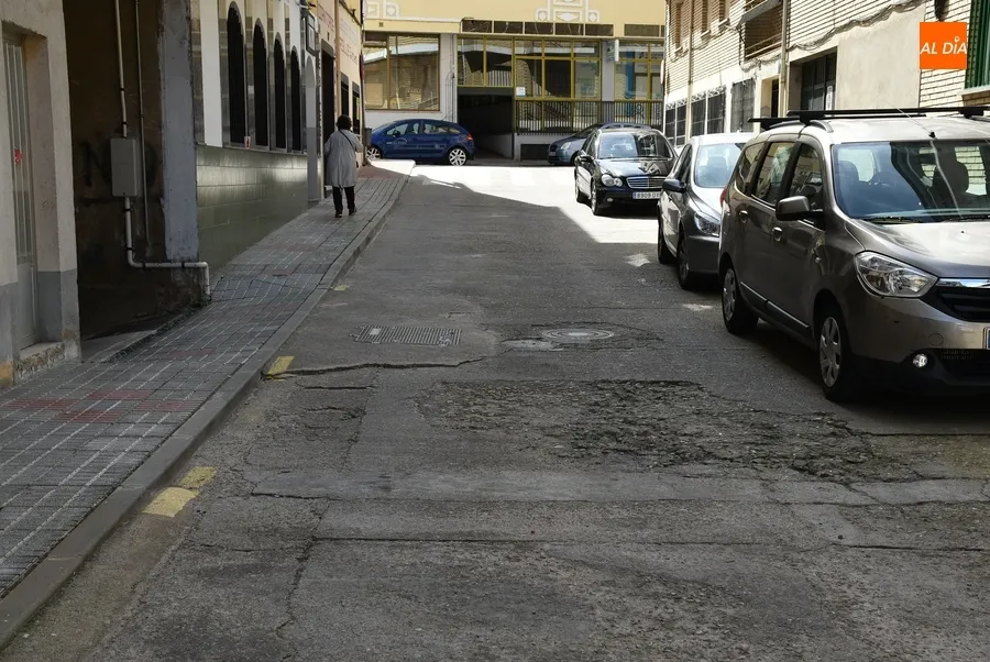 Foto 8 - Vecinos de la calle &Aacute;vila denuncian el mal estado de la calzada de la v&iacute;a