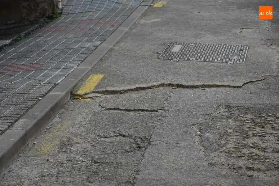 Foto 6 - Vecinos de la calle &Aacute;vila denuncian el mal estado de la calzada de la v&iacute;a
