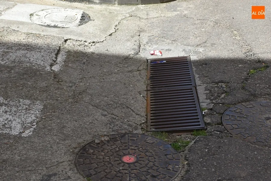 Foto 4 - Vecinos de la calle &Aacute;vila denuncian el mal estado de la calzada de la v&iacute;a