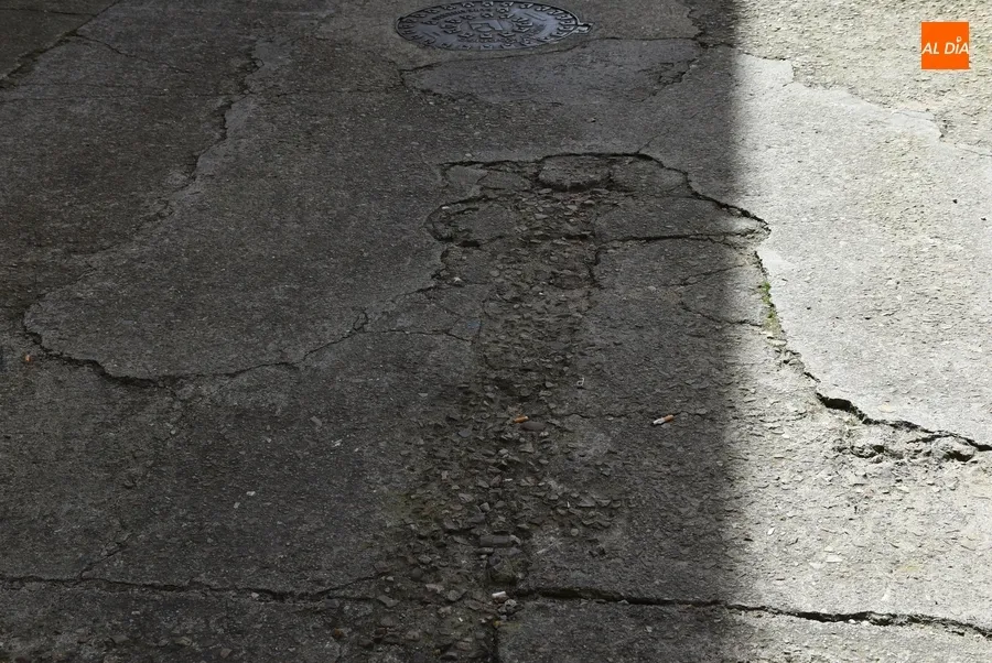 Foto 3 - Vecinos de la calle &Aacute;vila denuncian el mal estado de la calzada de la v&iacute;a