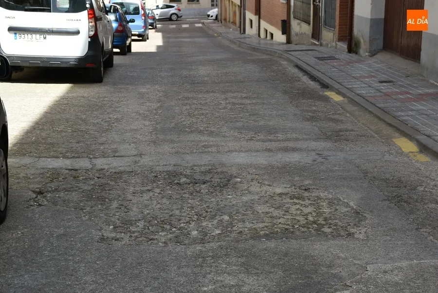 Foto 2 - Vecinos de la calle &Aacute;vila denuncian el mal estado de la calzada de la v&iacute;a