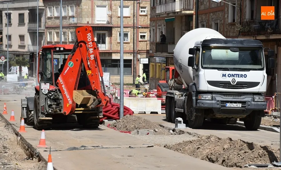 Foto 7 - El tramo actualmente en obras de la Avenida de Espa&ntilde;a ya cuenta con su nueva luz