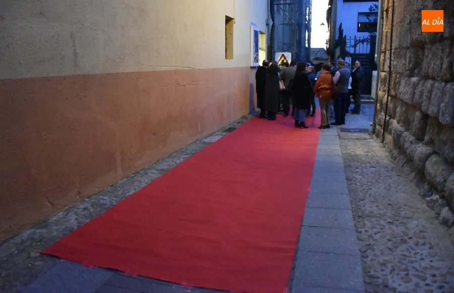 Foto 2 - Ciudad Rodrigo extiende una vez m&aacute;s la alfombra roja para el concurrido preestreno de &lsquo;La Sirvienta&rsquo;