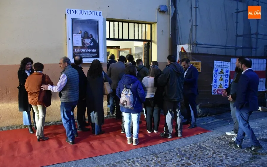 Foto 3 - Ciudad Rodrigo extiende una vez m&aacute;s la alfombra roja para el concurrido preestreno de &lsquo;La Sirvienta&rsquo;