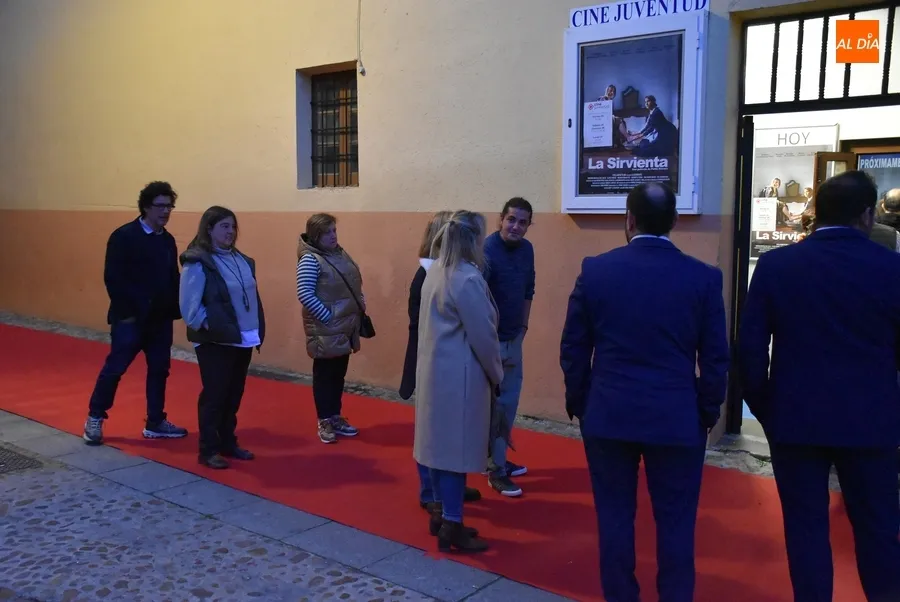 Foto 4 - Ciudad Rodrigo extiende una vez m&aacute;s la alfombra roja para el concurrido preestreno de &lsquo;La Sirvienta&rsquo;