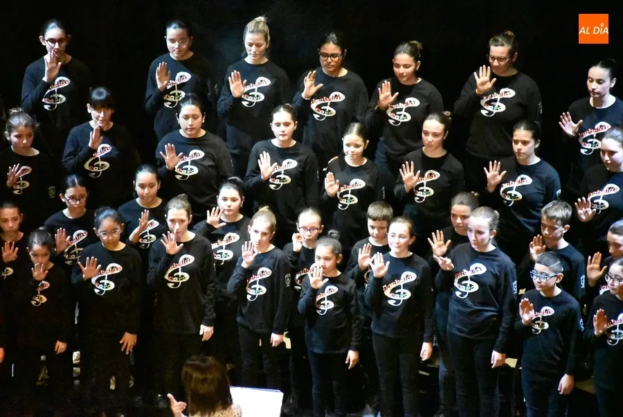 Foto 2 - El Coro Jorbal&aacute;n de Logro&ntilde;o maravilla al p&uacute;blico mirobrigense con un m&aacute;gico y brillante concierto