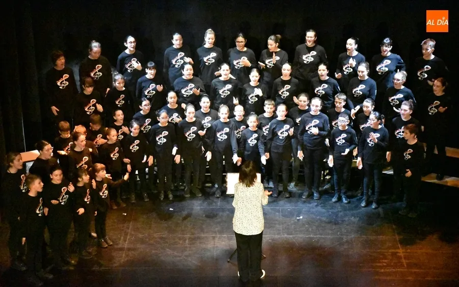 Foto 3 - El Coro Jorbal&aacute;n de Logro&ntilde;o maravilla al p&uacute;blico mirobrigense con un m&aacute;gico y brillante concierto