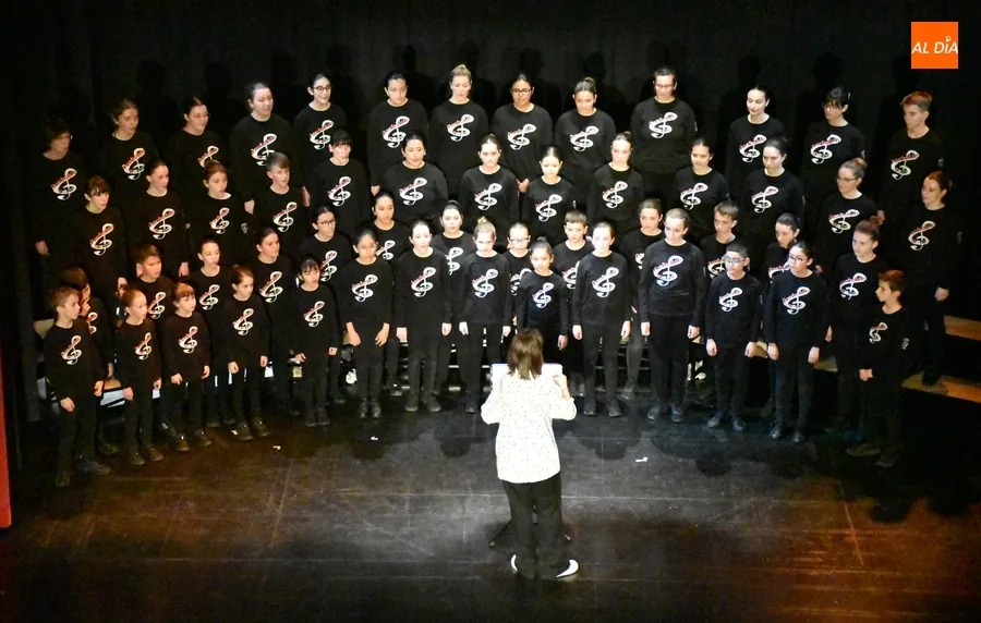 Foto 5 - El Coro Jorbal&aacute;n de Logro&ntilde;o maravilla al p&uacute;blico mirobrigense con un m&aacute;gico y brillante concierto