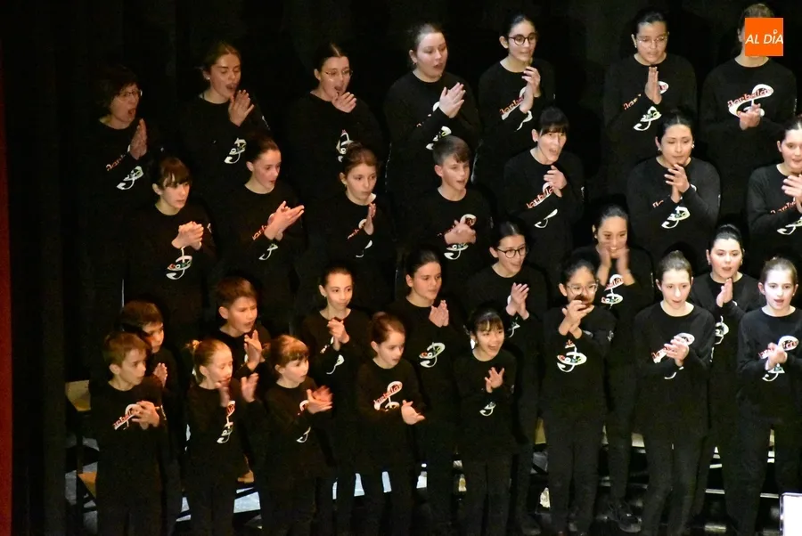 Foto 6 - El Coro Jorbal&aacute;n de Logro&ntilde;o maravilla al p&uacute;blico mirobrigense con un m&aacute;gico y brillante concierto