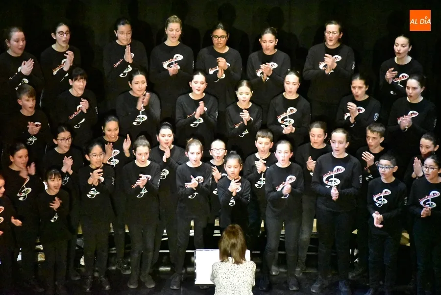 Foto 7 - El Coro Jorbal&aacute;n de Logro&ntilde;o maravilla al p&uacute;blico mirobrigense con un m&aacute;gico y brillante concierto
