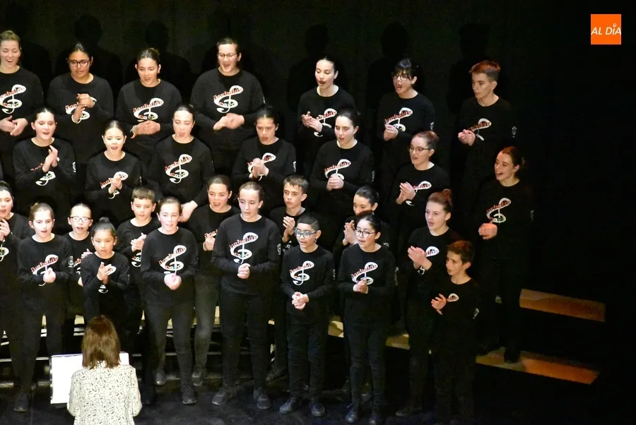 Foto 8 - El Coro Jorbal&aacute;n de Logro&ntilde;o maravilla al p&uacute;blico mirobrigense con un m&aacute;gico y brillante concierto