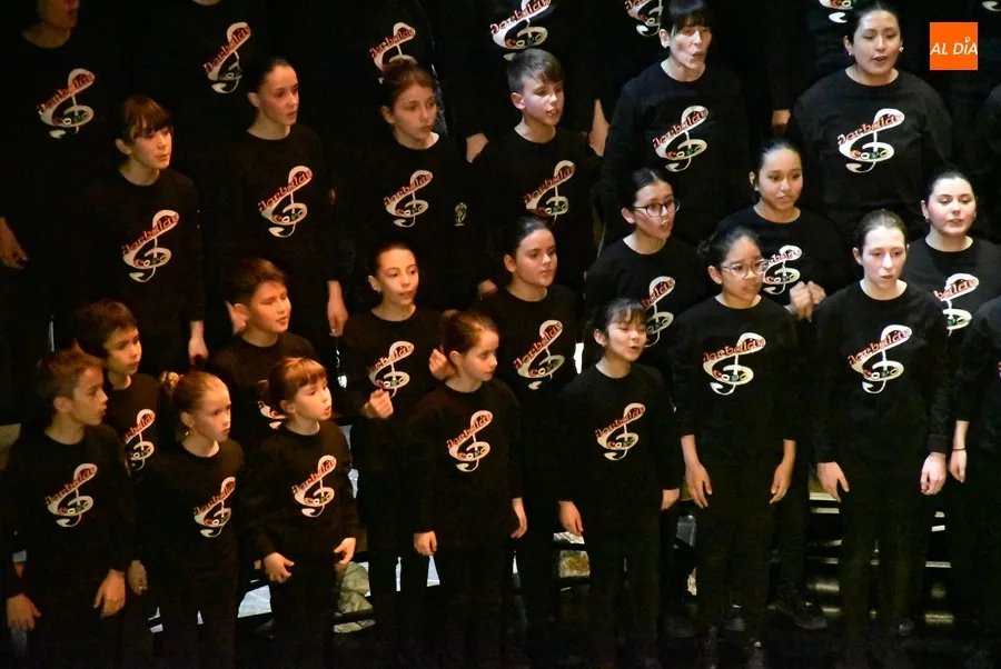 Foto 9 - El Coro Jorbal&aacute;n de Logro&ntilde;o maravilla al p&uacute;blico mirobrigense con un m&aacute;gico y brillante concierto