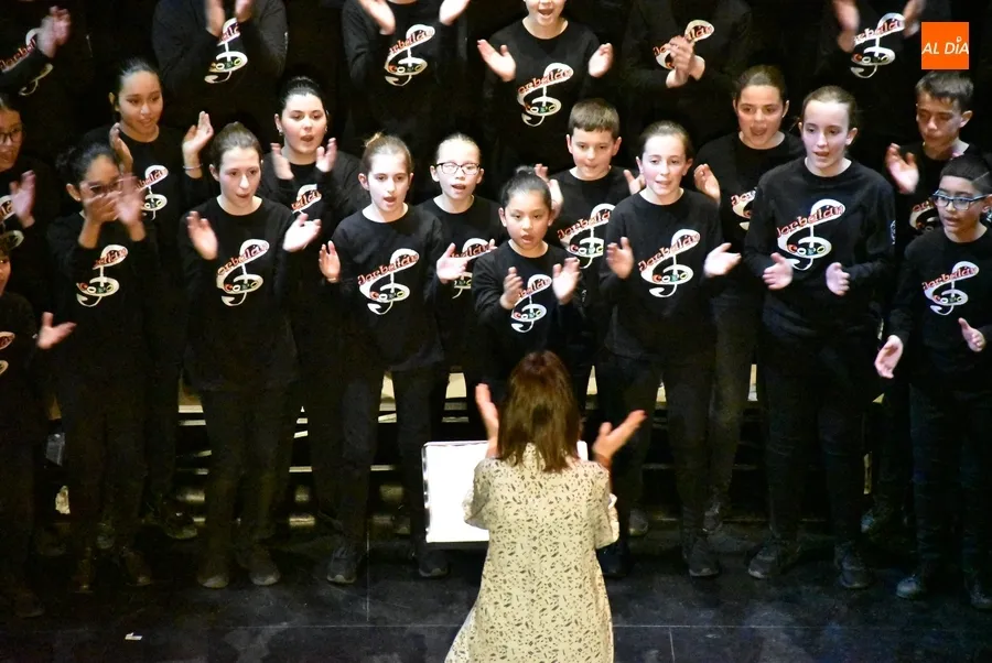 Foto 10 - El Coro Jorbal&aacute;n de Logro&ntilde;o maravilla al p&uacute;blico mirobrigense con un m&aacute;gico y brillante concierto
