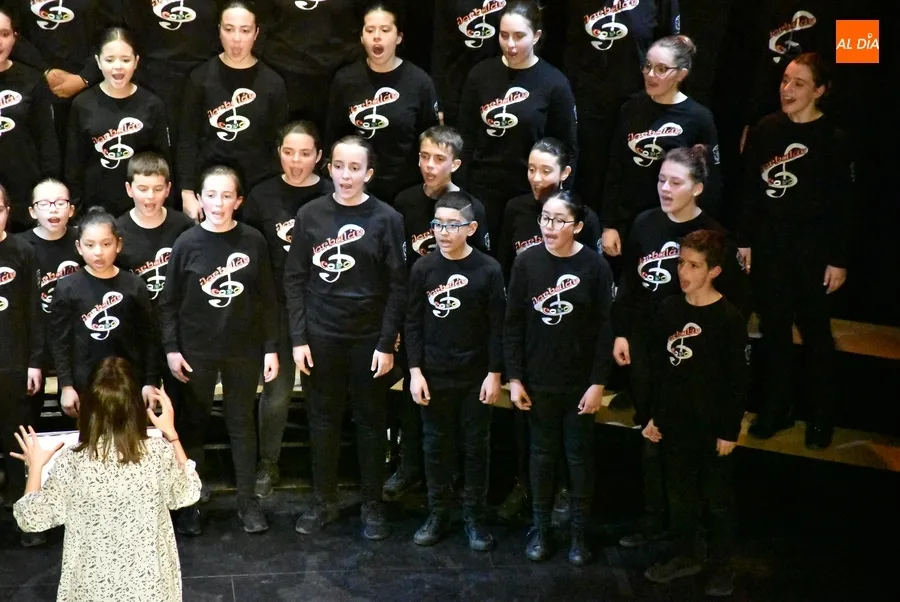 Foto 11 - El Coro Jorbal&aacute;n de Logro&ntilde;o maravilla al p&uacute;blico mirobrigense con un m&aacute;gico y brillante concierto