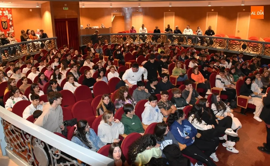 Foto 6 - Los alumnos de Bachillerato y FP ven golpeadas sus conciencias con los &lsquo;Pu&ntilde;os de Harina&rsquo; de El Aedo
