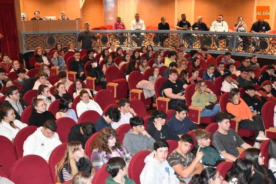 Foto 7 - Los alumnos de Bachillerato y FP ven golpeadas sus conciencias con los &lsquo;Pu&ntilde;os de Harina&rsquo; de El Aedo