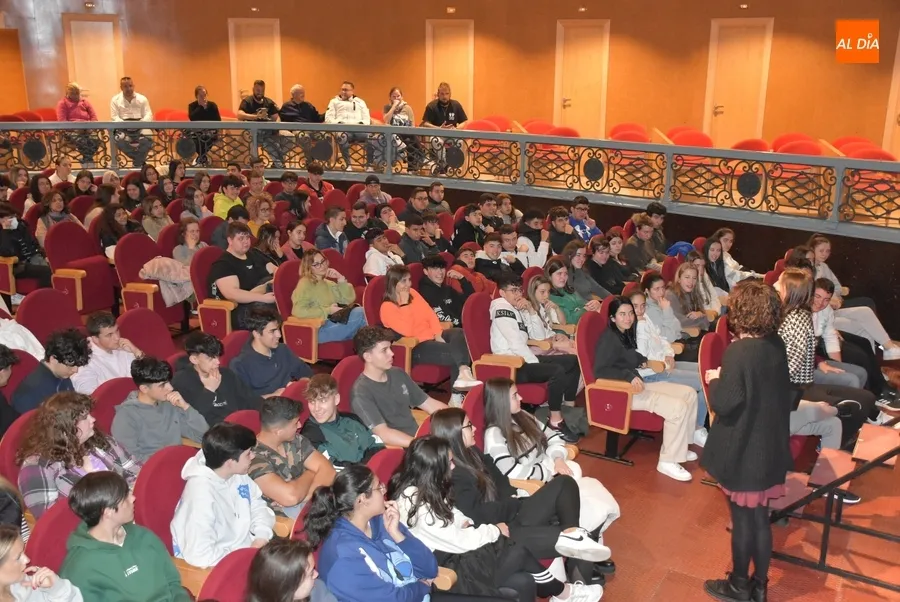 Foto 8 - Los alumnos de Bachillerato y FP ven golpeadas sus conciencias con los &lsquo;Pu&ntilde;os de Harina&rsquo; de El Aedo