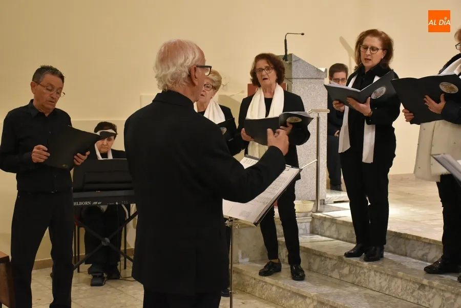 Foto 6 - El Coro de San Andr&eacute;s anima musicalmente la celebraci&oacute;n del nacimiento de Santa Teresa