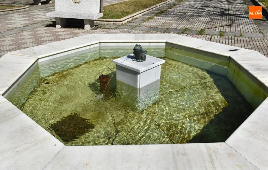 Foto 3 - Roban la corona de la ranita de la fuente del Parque de los Tilos
