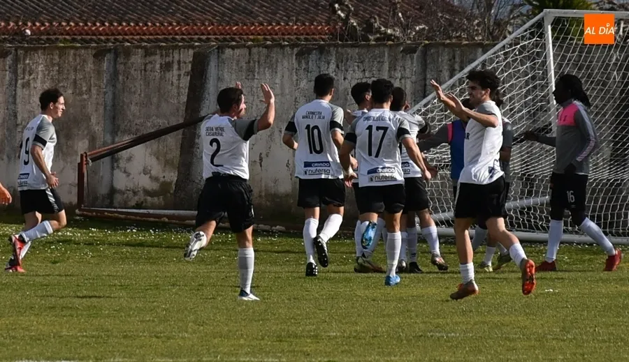 Foto 2 - El Ciudad Rodrigo tumba tambi&eacute;n a Unionistas B en un gran partido y vuelve a so&ntilde;ar