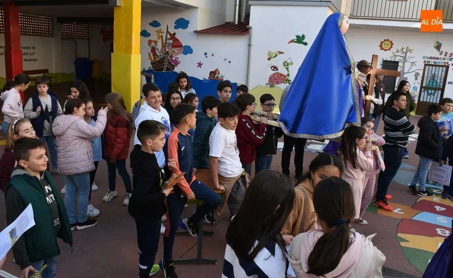 Foto 2 - Un centenar de ni&ntilde;os procesiona los primeros pasos semanasanteros